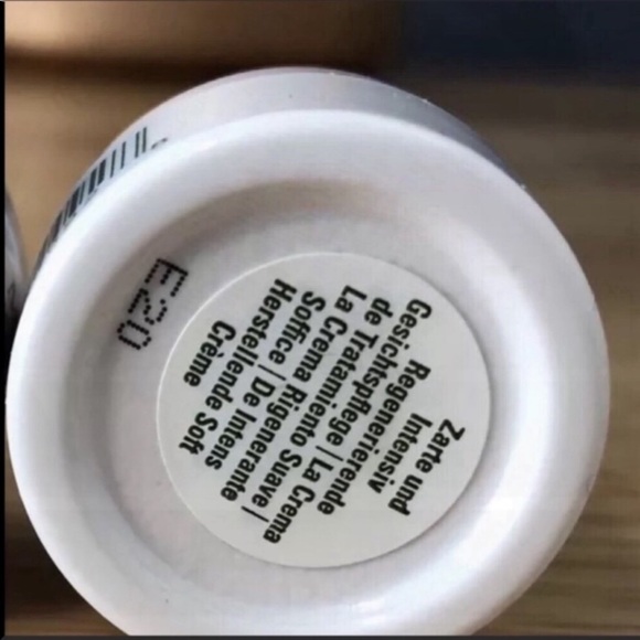 5/$25 ***COUNTS AS 2*** La Mer The Moisturizing Soft Cream 3.5mL Deluxe Sample - Picture 3 of 6